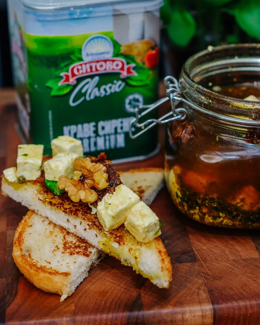 Marinierter Kuh-Weißkäse mit getrockneten Tomaten