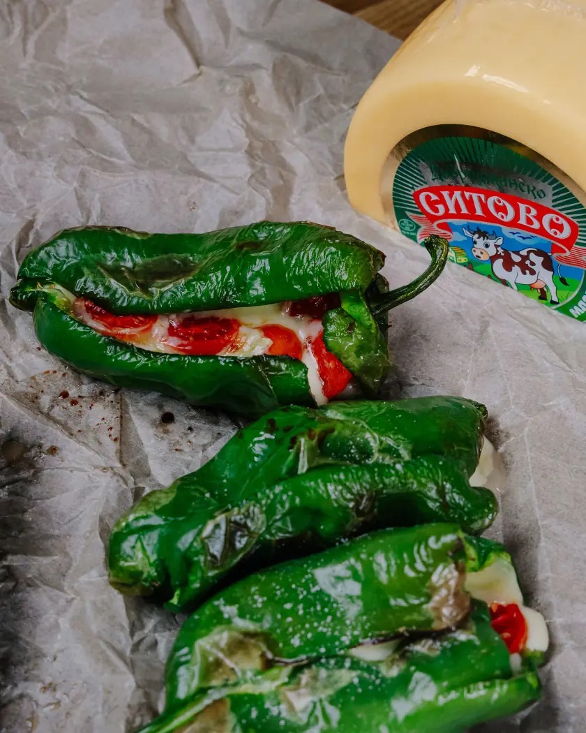 Mit gelbem Hartkäse gefüllte Paprika