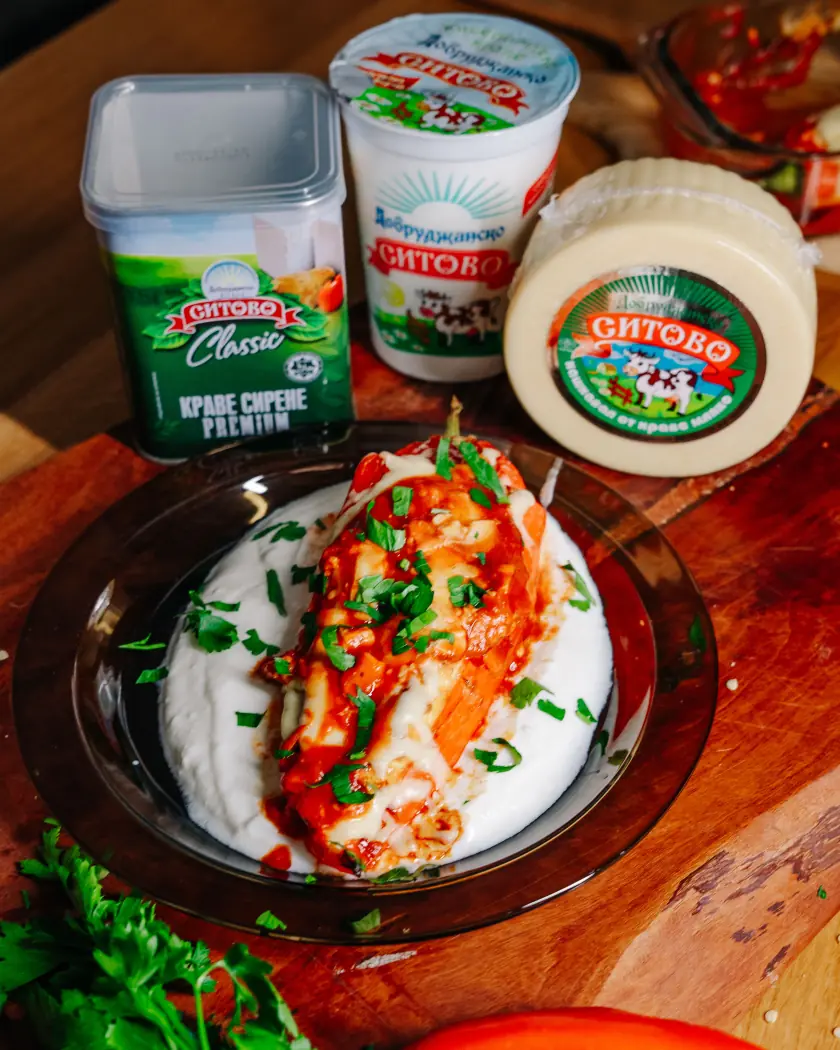 Mit Weißkäse gefüllte Paprika